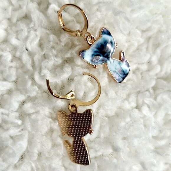 3/$15 Yellow Gold Siamese Kitty Cat Dangle Earrings - Picture 3 of 4